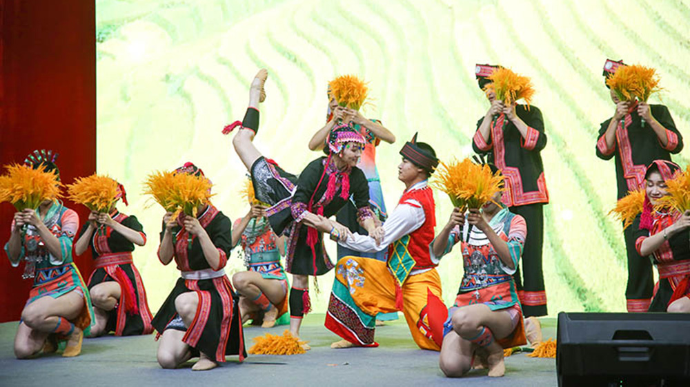 2024年琼中山兰文化旅游节现场表演.jpg