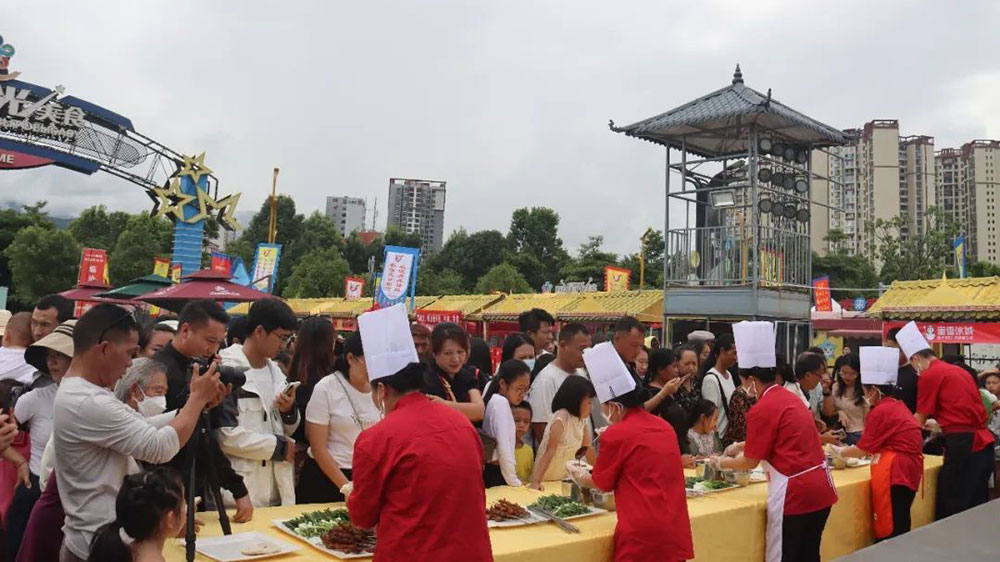 临沧市万人火把节狂欢系列文化旅游活动现场.jpg